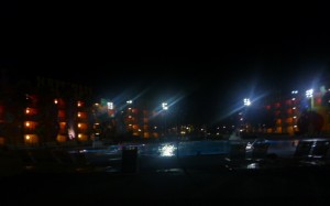 vista nocturna en unas de las areas de piscina Pop